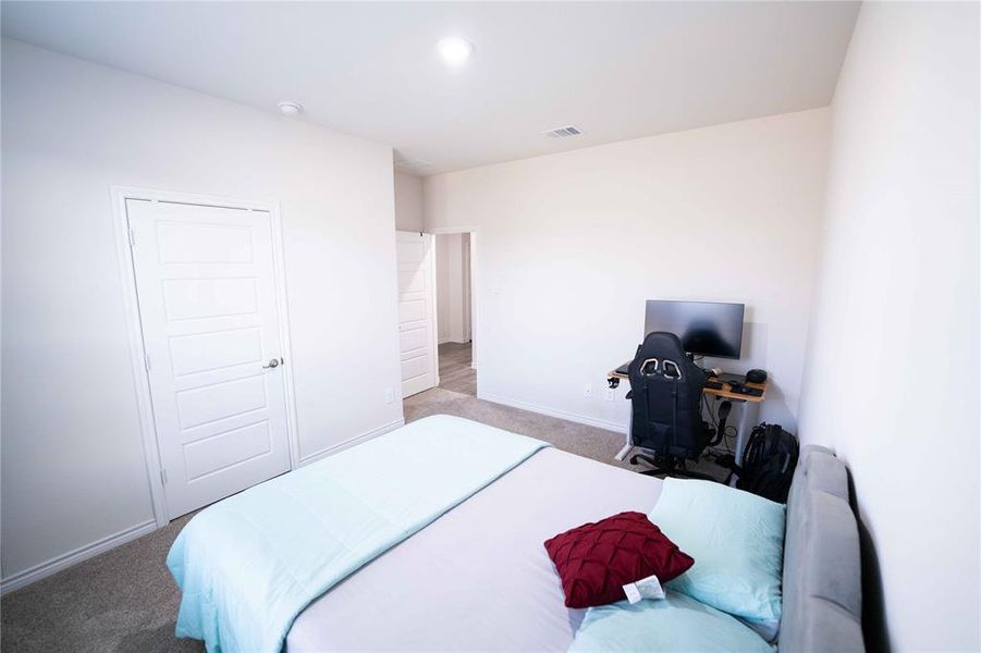 Neutral tone walls and carpeting Neutral tone walls and carpeting