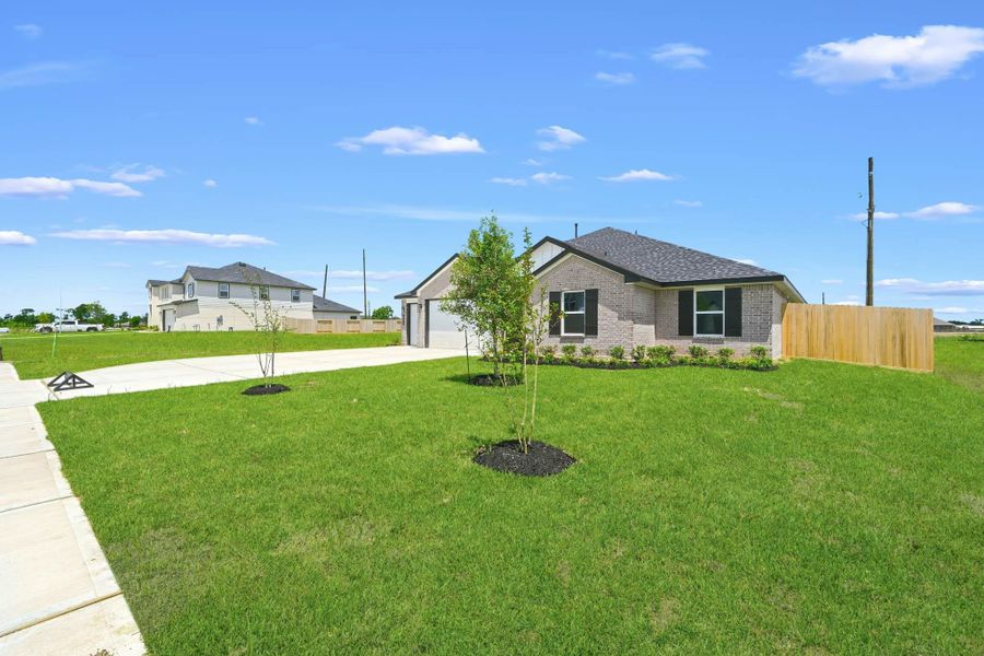 Exterior details and patio area of a home in Riverside Estates, Mont Belvieu (Image 22).