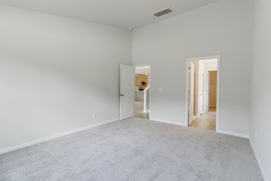 Spacious, unfurnished interior of a new home in Bluefield, Lexington (Image 27).