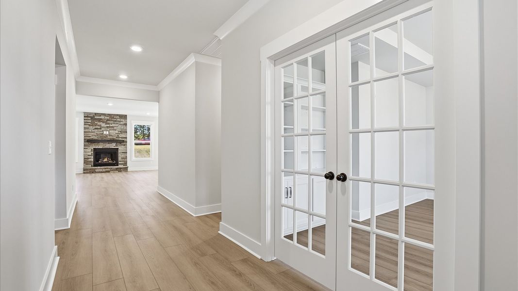 Established style and superior craftsmanship evident from the hardwood foyer entry located in Woodruff, SC Established style and superior craftsmanship evident from the hardwood foyer entry located in Woodruff, SC