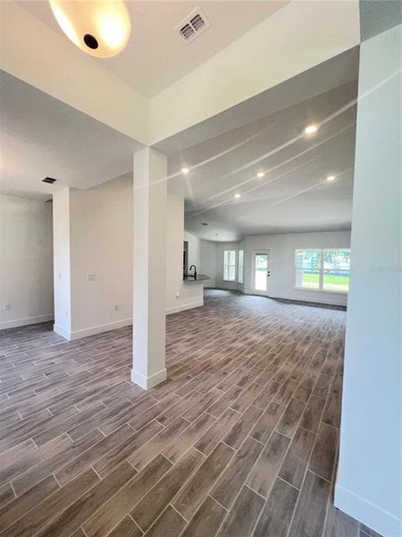Spacious, unfurnished interior of a new home in Hill Country Estates, Dade City (Image 29).