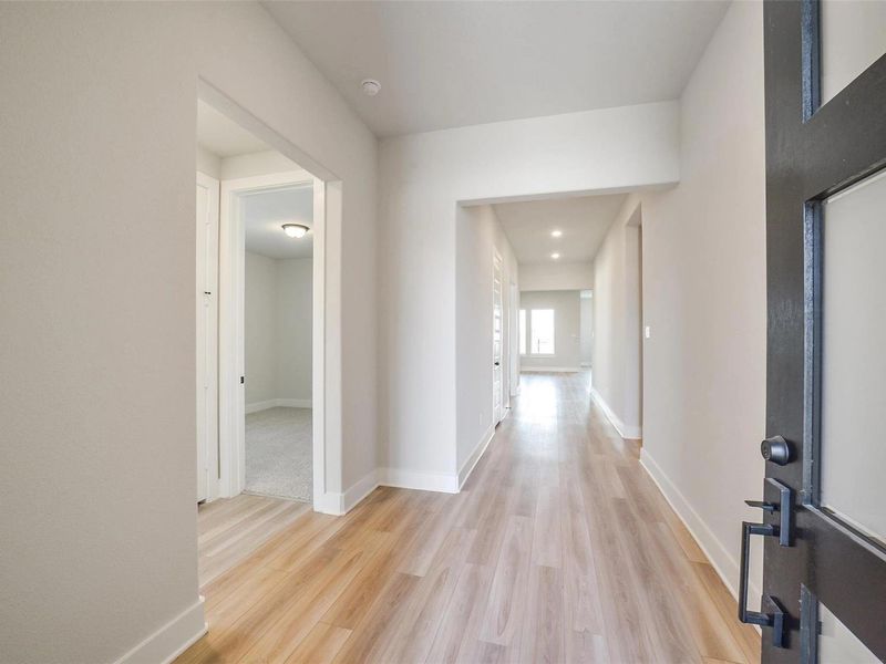 Spacious, unfurnished interior of a new home in Sierra Vista, Rosharon (Image 23).