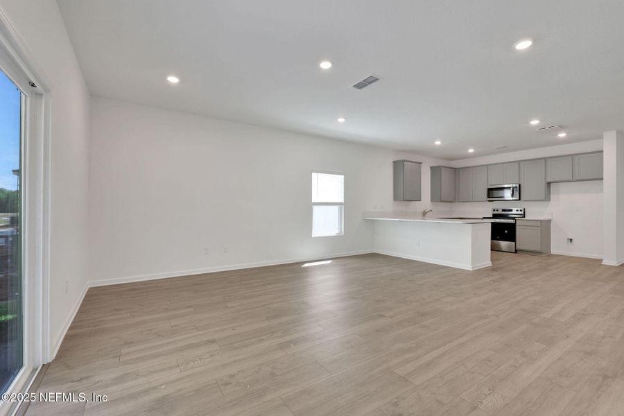 Spacious, unfurnished interior of a new home in Bellbrooke, Jacksonville (Image 22).