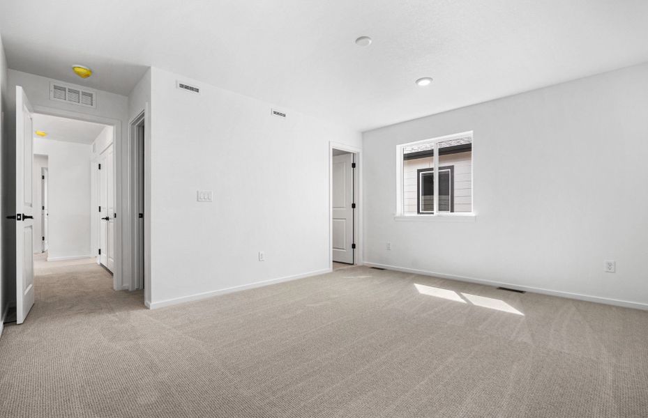 Spacious, unfurnished interior of a new home in Harvest Crossing, Aurora (Image 15).
