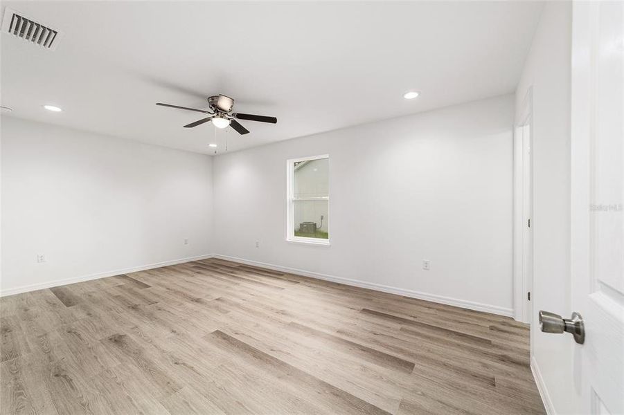 Spacious, unfurnished interior of a new home in , Silver Springs (Image 31).