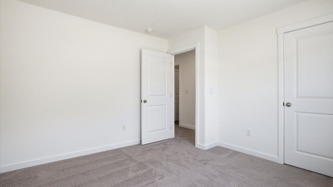 Spacious, unfurnished interior of a new home in Oak Hill, Vonore (Image 32).