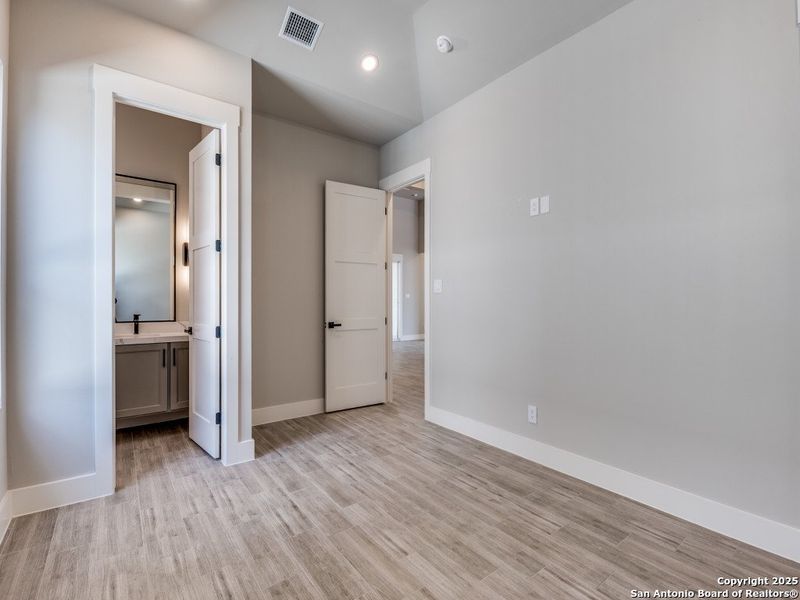Spacious, unfurnished interior of a new home in , San Antonio (Image 21).