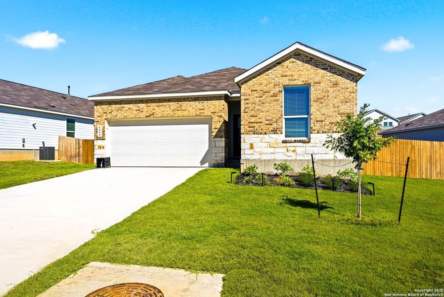 Exterior details and patio area of a home in Hidden Trails: Coastline Collection, Bulverde (Image 24).