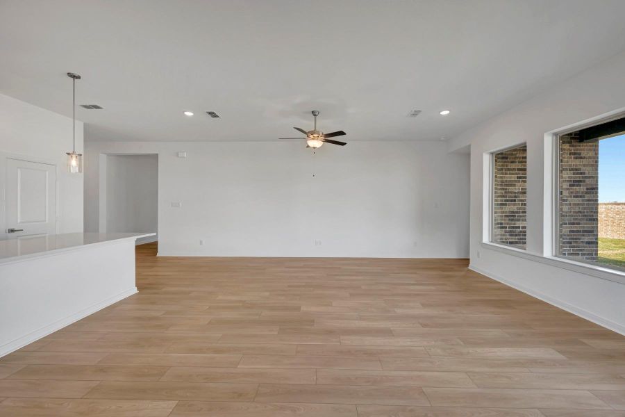 Spacious, unfurnished interior of a new home in Beacon Point at Lago Mar 50’ Homesites, Texas City (Image 32).