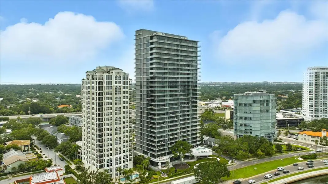 Condo located in Tampa, FL showcasing its design and architecture (Image 30).