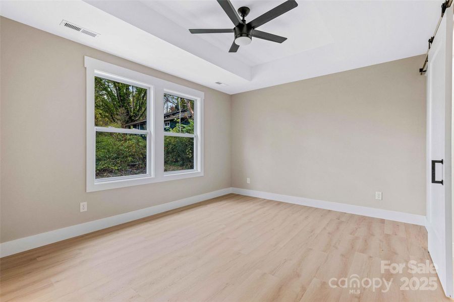 Spacious, unfurnished interior of a new home in , Marion (Image 39).