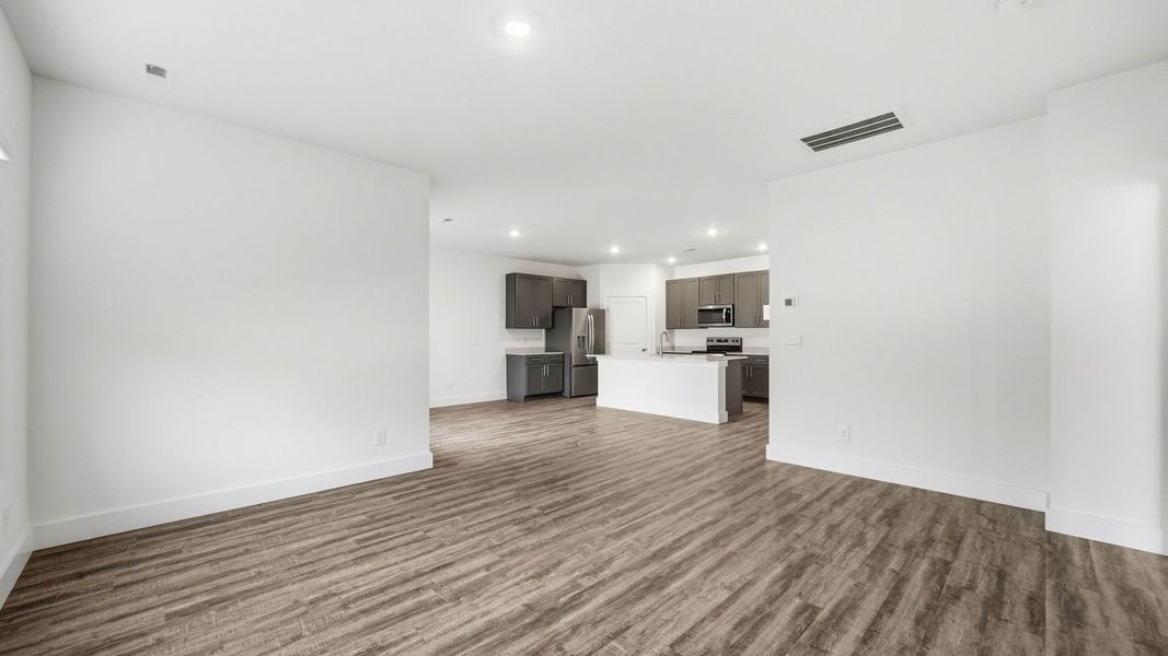 Spacious, unfurnished interior of a new home in Saint Andrews Garth, Kingsport (Image 12).