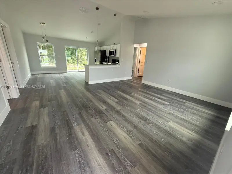 Spacious, unfurnished interior of a new home in , Dunnellon (Image 7).