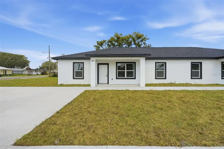 Exterior details and patio area of a home in , Haines City (Image 3).
