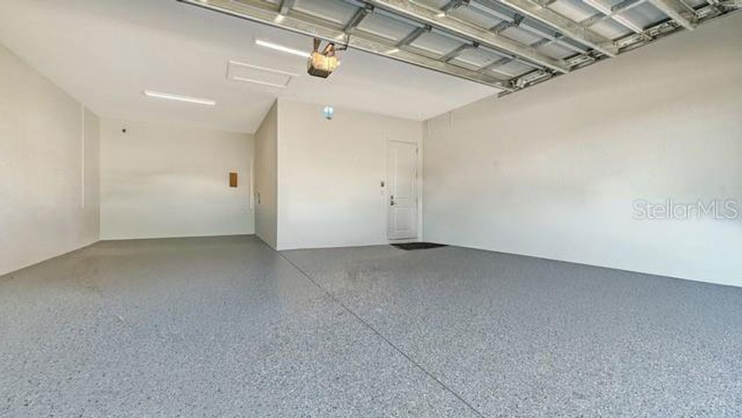 Spacious, unfurnished interior of a new home in , Sarasota (Image 26).