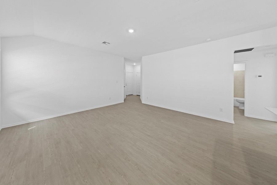 Spacious, unfurnished interior of a new home in Sunset Oaks, Maxwell (Image 13).