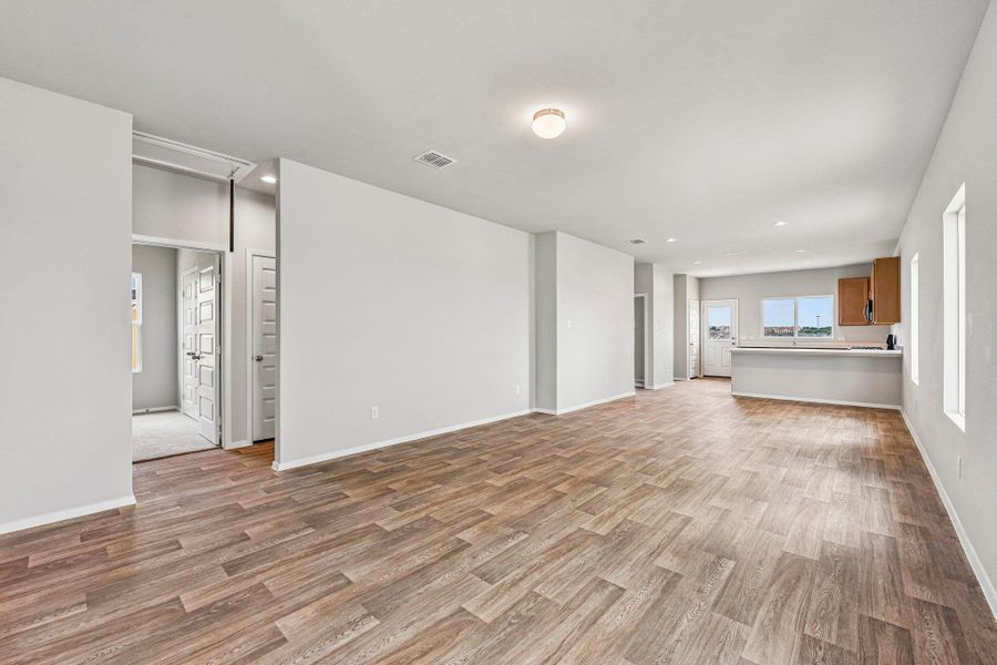 Spacious, unfurnished interior of a new home in Cloverleaf, Austin (Image 17).