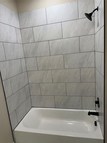 Secondary Bathroom with Shower/Tub Secondary Bathroom with Shower/Tub
