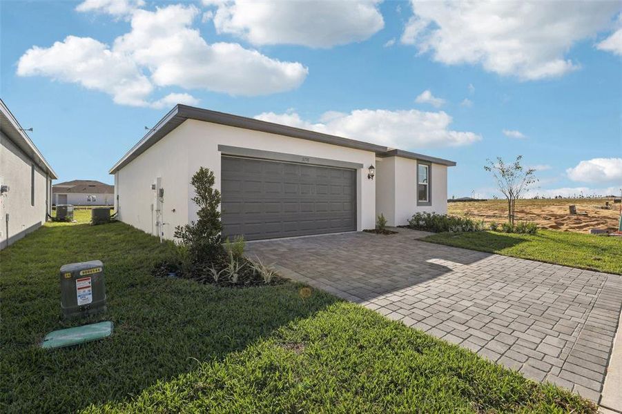 Exterior details and patio area of a home in Crosswinds - Signature Series, Haines City (Image 4).