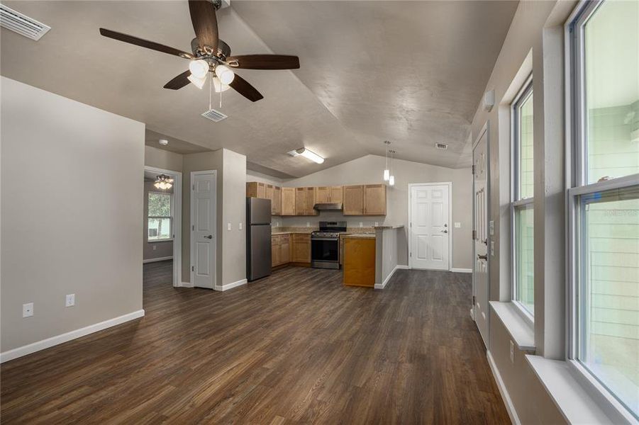 Spacious, unfurnished interior of a new home in , Gainesville (Image 14).