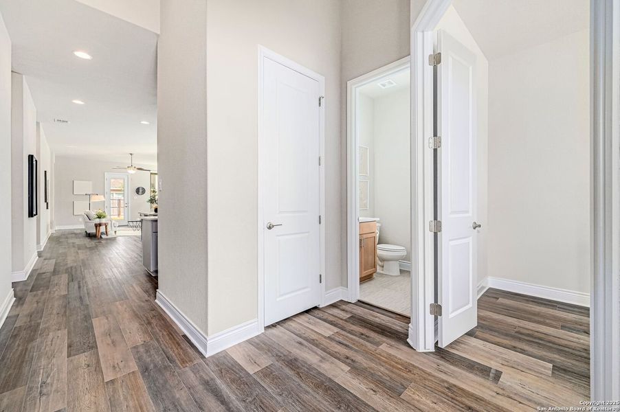 Spacious, unfurnished interior of a new home in Elkhorn Ridge At Fair Oaks Ranch: 65's, Boerne (Image 20). Spacious, unfurnished interior of a new home in Elkhorn Ridge At Fair Oaks Ranch: 65's, Boerne (Image 20).