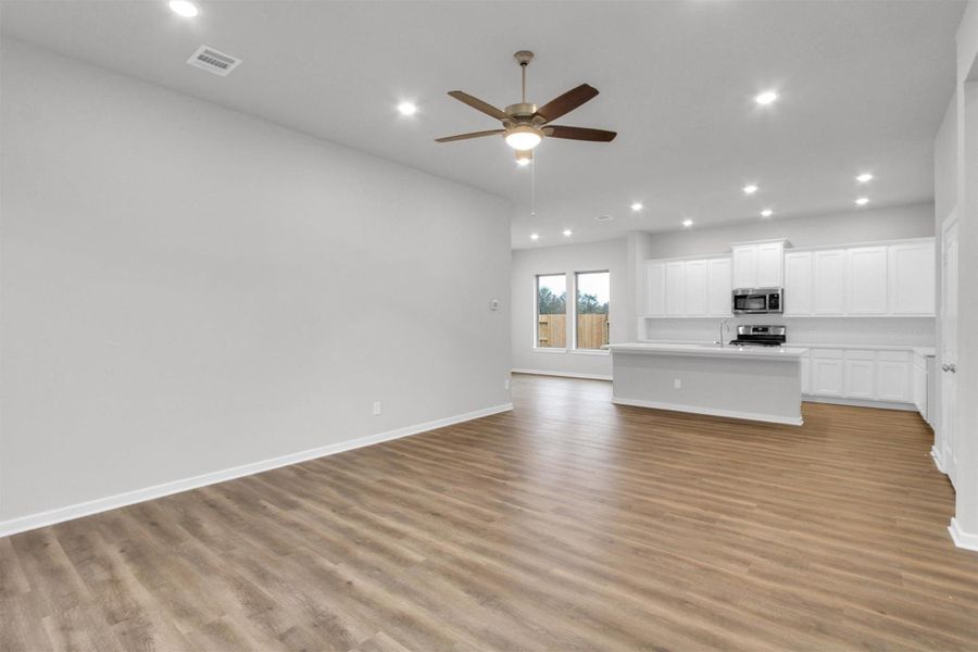 Spacious, unfurnished interior of a new home in River Ranch 55', Mont Belvieu (Image 47). Spacious, unfurnished interior of a new home in River Ranch 55', Mont Belvieu (Image 47).