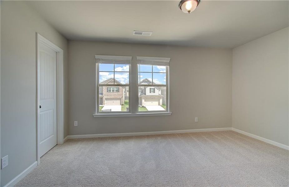 Spacious, unfurnished interior of a new home in Towne Center, Hampton (Image 24).