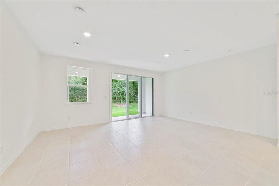 Spacious, unfurnished interior of a new home in Towns at Greenleaf, Oviedo (Image 15).