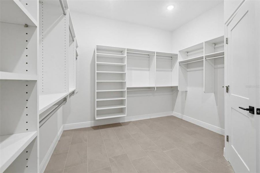 Spacious, unfurnished interior of a new home in , Tampa (Image 81).
