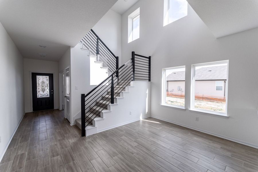 Spacious, unfurnished interior of a new home in Hunter's Ranch, San Antonio (Image 10).