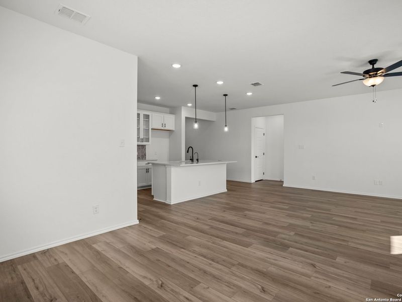 Spacious, unfurnished interior of a new home in Comanche Ridge, San Antonio (Image 17).