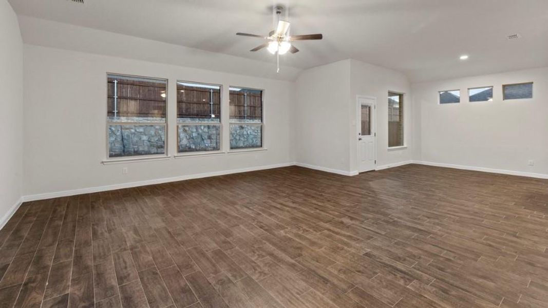 Spacious, unfurnished interior of a new home in Lakeview Pointe, Grand Prairie (Image 19).