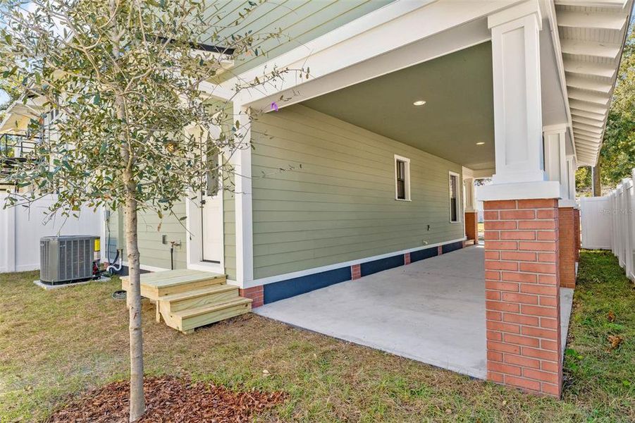 Exterior details and patio area of a home in , Tampa (Image 3).