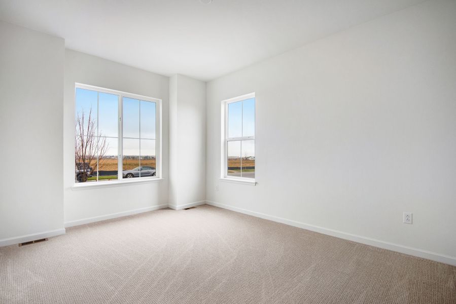 Spacious, unfurnished interior of a new home in Ensemble at The Aurora Highlands, Aurora (Image 10).