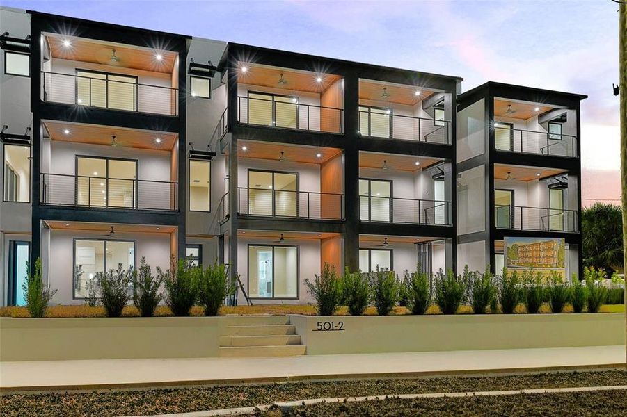 Condo located in Tampa, FL showcasing its design and architecture (Image 3).