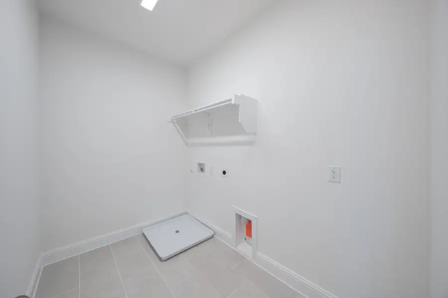 Spacious, unfurnished interior of a new home in Bayside, Rowlett (Image 16).