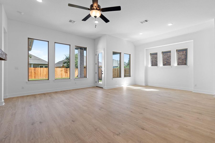 Family Room & Casual Dining Family Room & Casual Dining