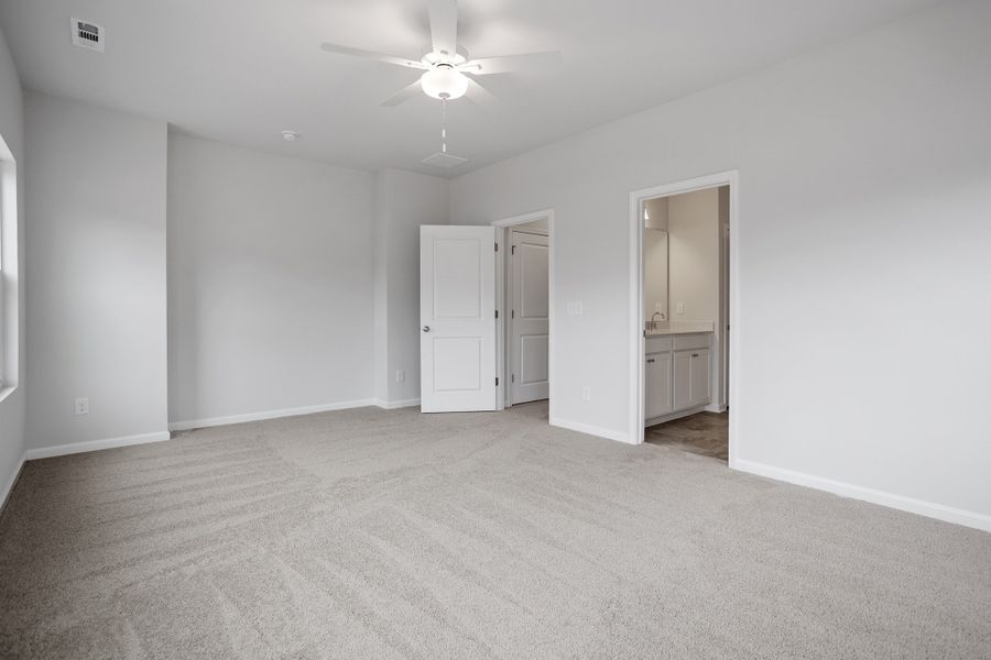 Spacious, unfurnished interior of a new home in Georgias Landing, Raleigh (Image 20).