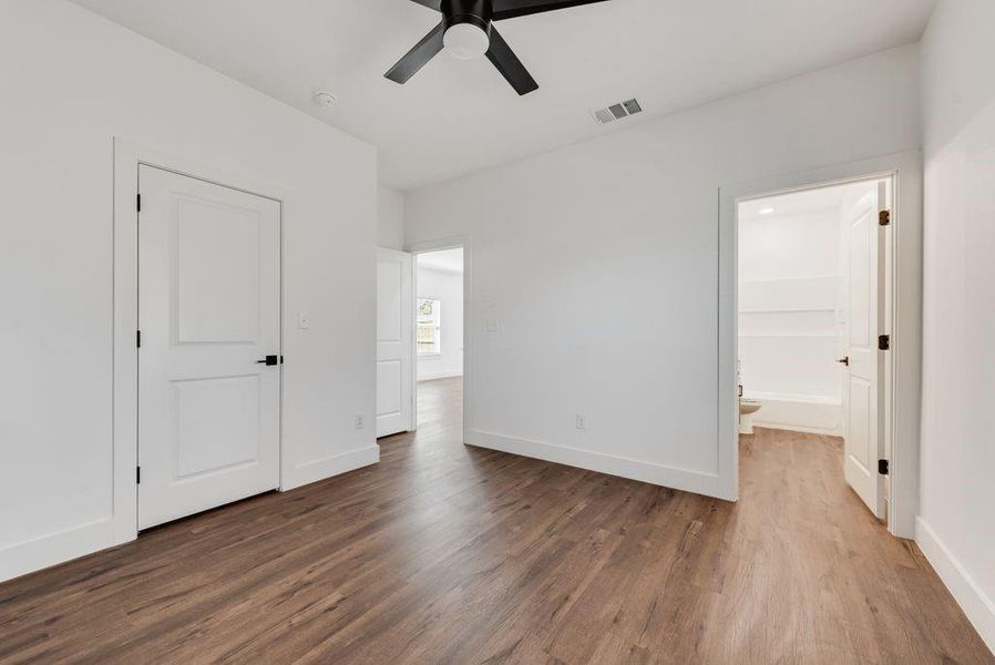 Spacious, unfurnished interior of a new home in , Bonham (Image 16).