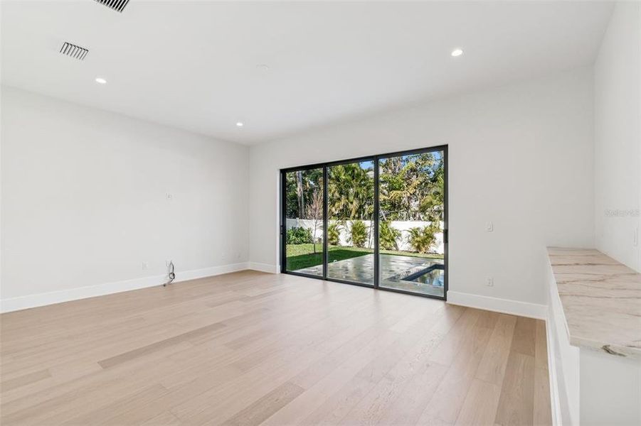 Spacious, unfurnished interior of a new home in , Tampa (Image 53).