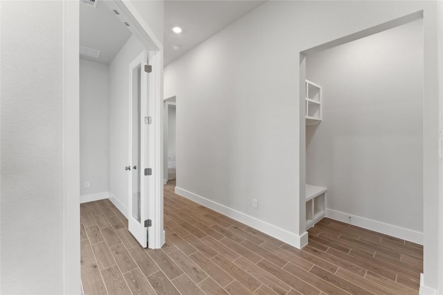 Spacious, unfurnished interior of a new home in Ellwood, Iowa Colony (Image 22).