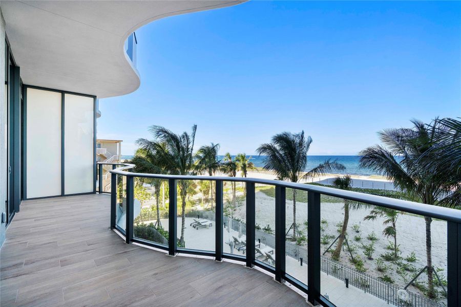 Expansive balcony Expansive balcony