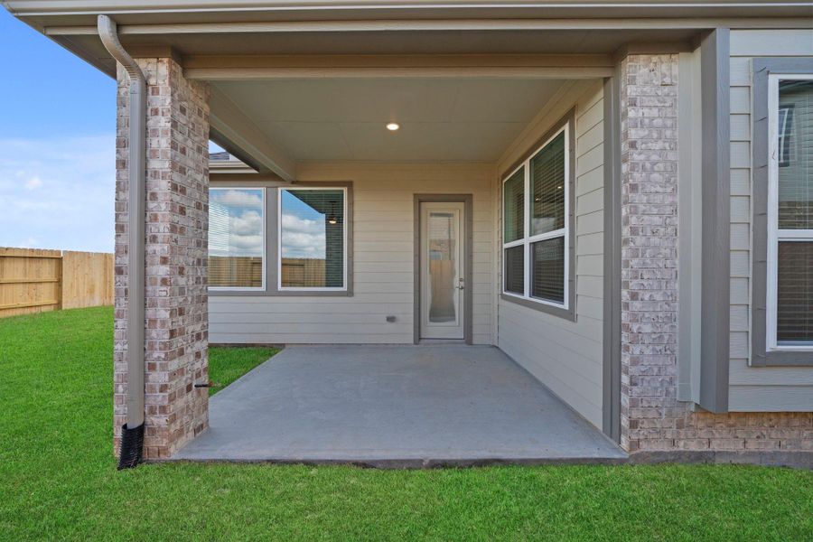 Exterior details and patio area of a home in Beacon Point, Texas City (Image 3).