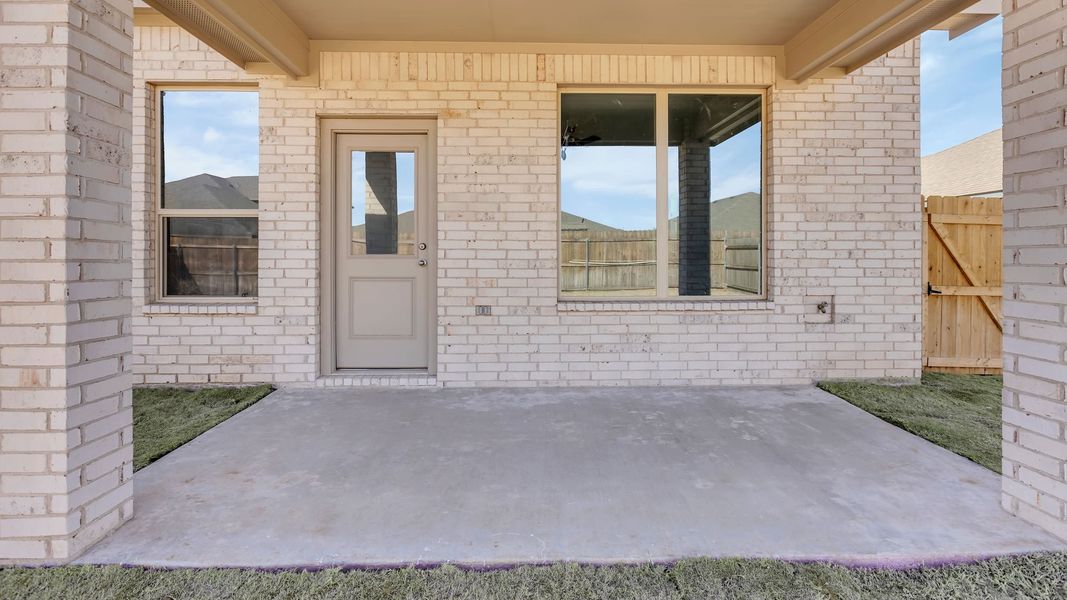 Exterior details and patio area of a home in Viridian, Lubbock (Image 2).