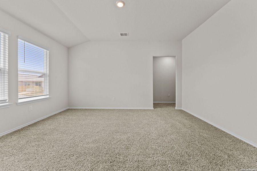Spacious, unfurnished interior of a new home in Laurel Vistas, San Antonio (Image 25).