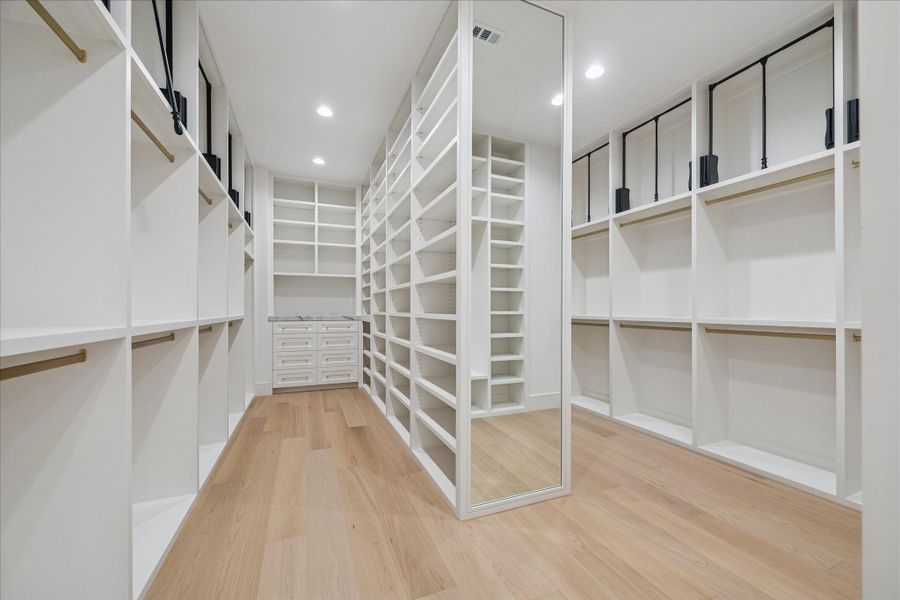 Spacious, unfurnished interior of a new home in , West University Place (Image 19).