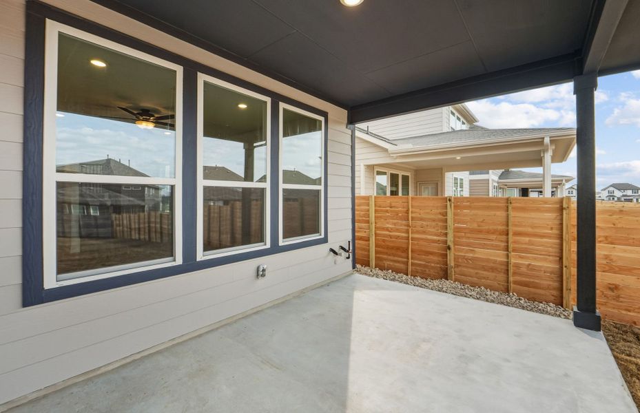 Exterior details and patio area of a home in Horizon Lake, Leander (Image 4).
