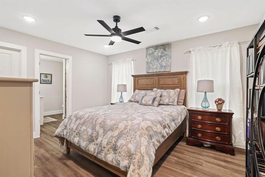 Furnished interior view inside a new home in , Denison (Image 15).