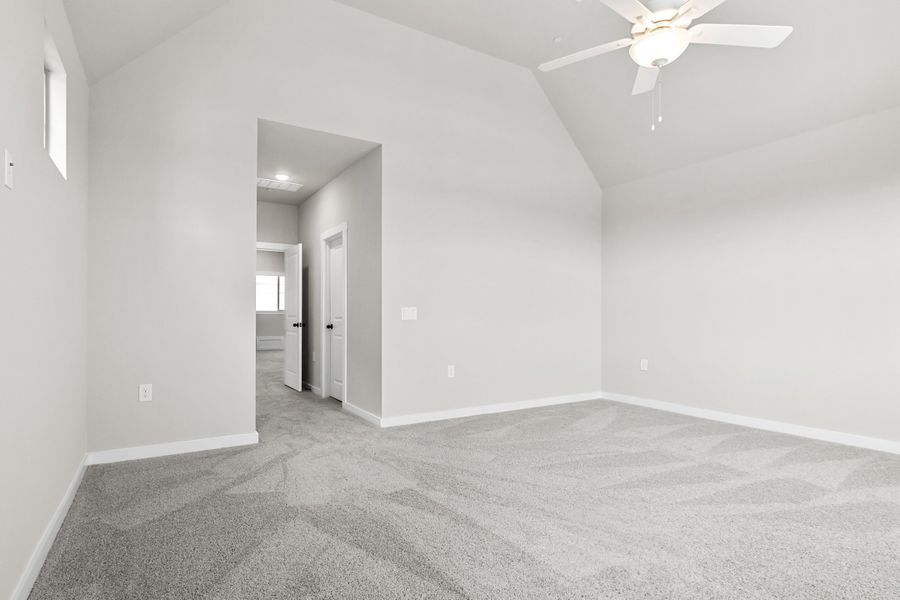 Spacious, unfurnished interior of a new home in Wildridge, Oak Point (Image 25).