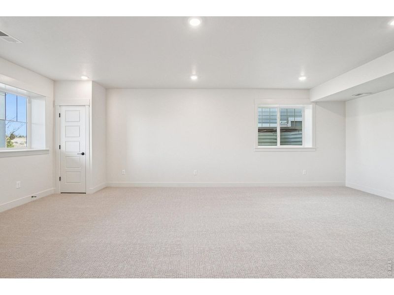 Spacious, unfurnished interior of a new home in Villa Collection, Fort Collins (Image 31).